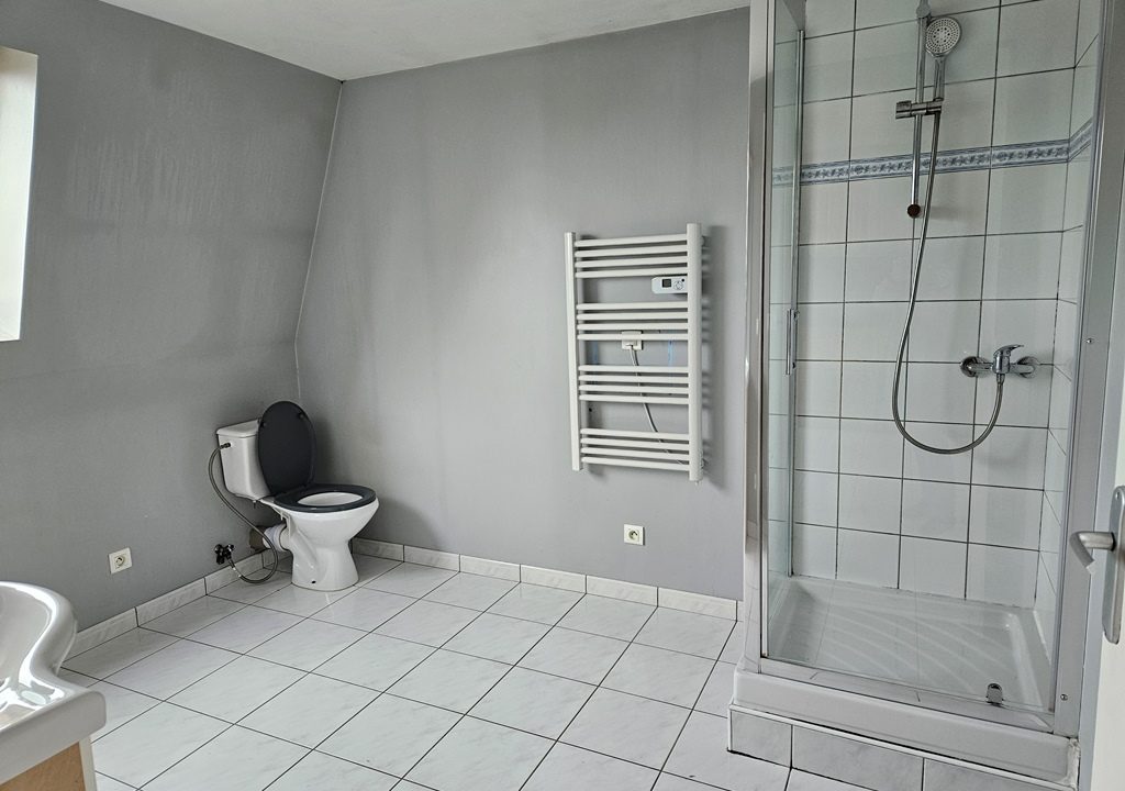 3-2 rue du Gl de Gaulle - LEERS salle de douche