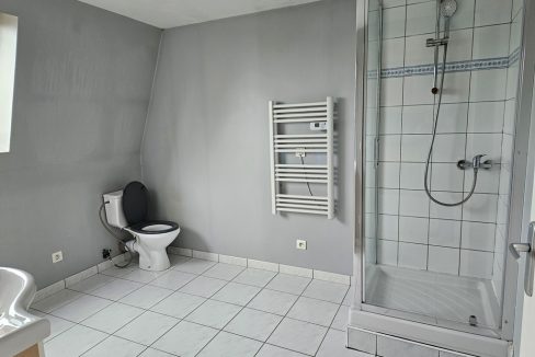 3-2 rue du Gl de Gaulle - LEERS salle de douche